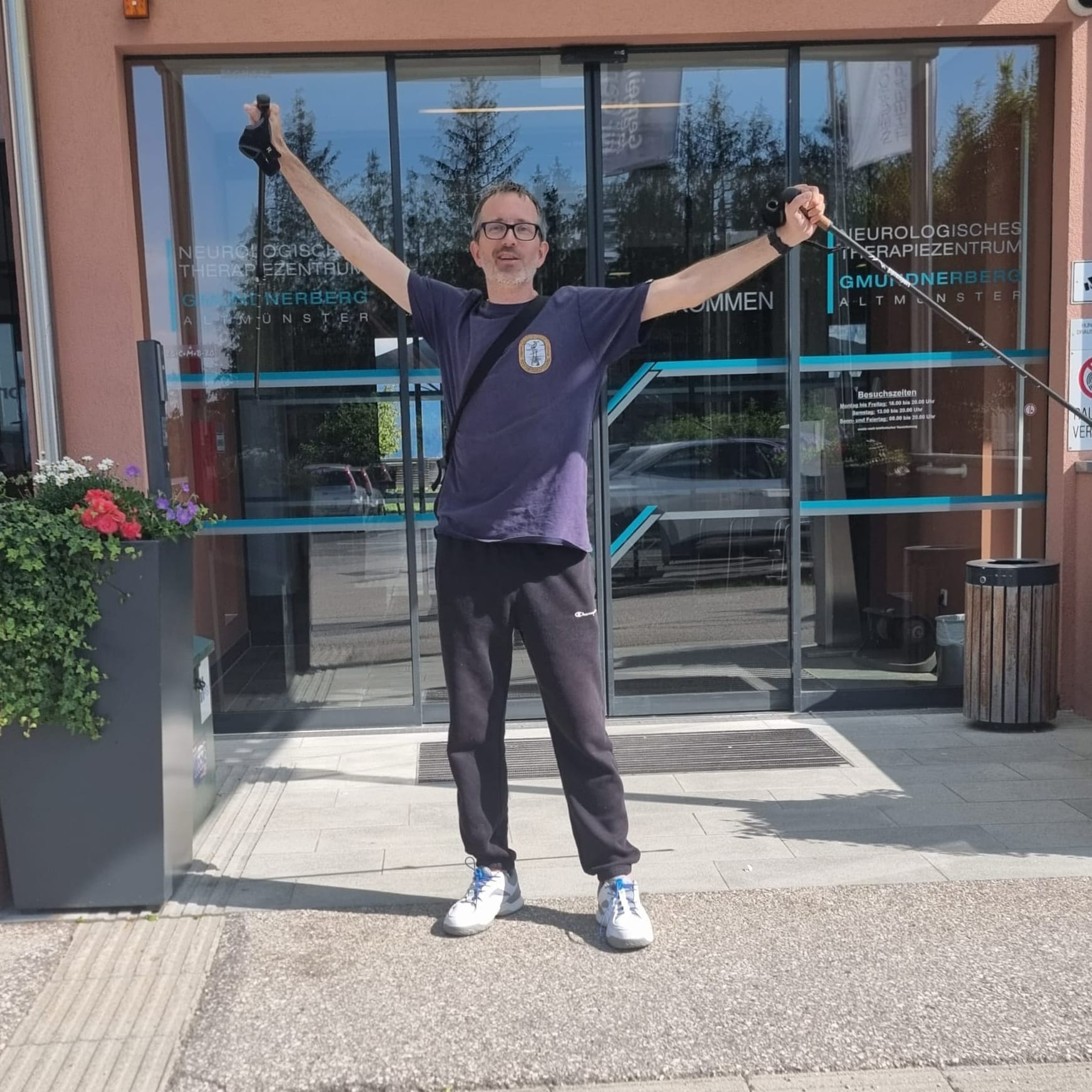 Marc steht vor der Rehaklinik – beim zweiten Aufenthalt, diesmal ohne Rollstuhl